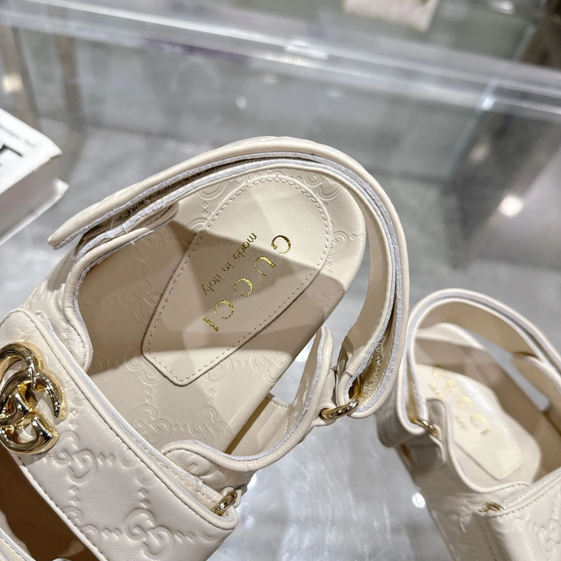 Wholesale direct sales 260👟👟 Gucci’s modern design aesthetic explores the path of unique craftsmanship, cleverly integrating the brand’s classic elements with its beloved brand identity. The sandal is embellished with the beloved Double G hardware, adding a touch of understated branding to the design, complementing the versatility of the Velcro straps. Women Light gold tone hardware Sheepskin lining Double G Rubber sole Velcro fastening Flat sole